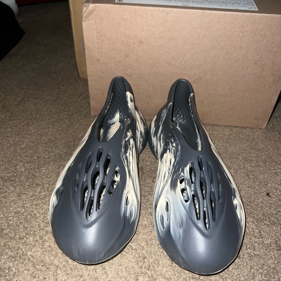 New
Size 10 Men
2021 Yeezy Foam Runner 'MXT Moon
Grey' $430 on GOAT FIRST COME! - Picture 6 of 6